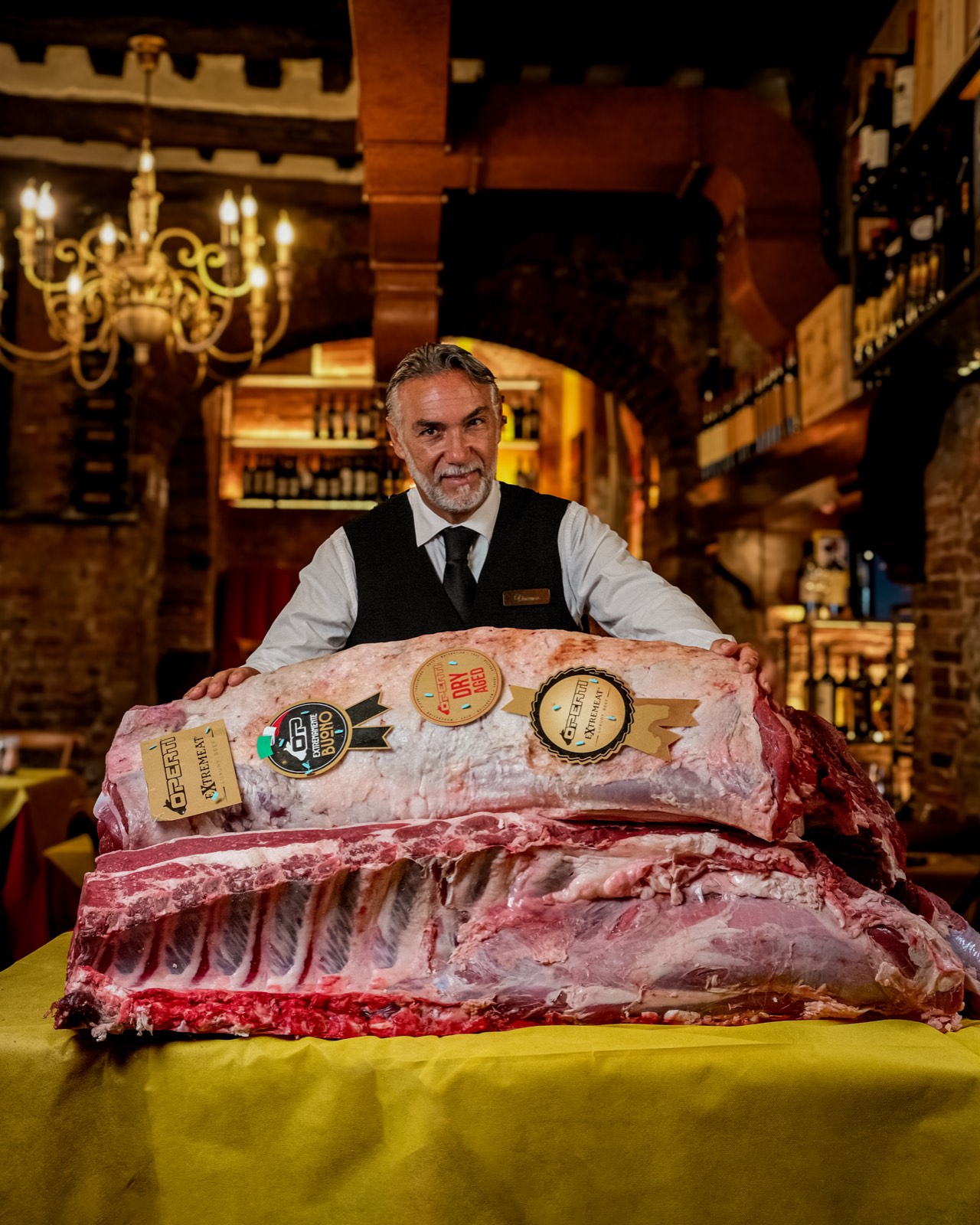 The ma&icirc;tre of L&rsquo;Oste di Lucca presenting a dry-aged rib of beef