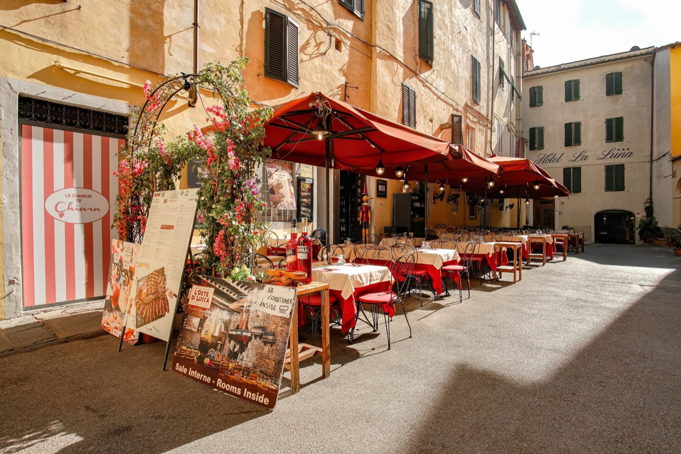 Il dehors dell’Oste di Lucca in Corte Compagni
